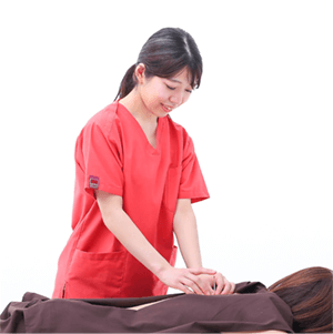 女性鍼灸師の施術